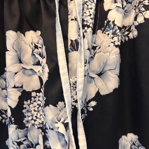 LÉ Rose Mileva Bleu De Fleur Printed PJ Set - Picture 9 of 9